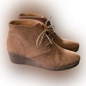 Lucky brand heel boots/shoes- leather. Size 10 women’s. Like new, very nice.